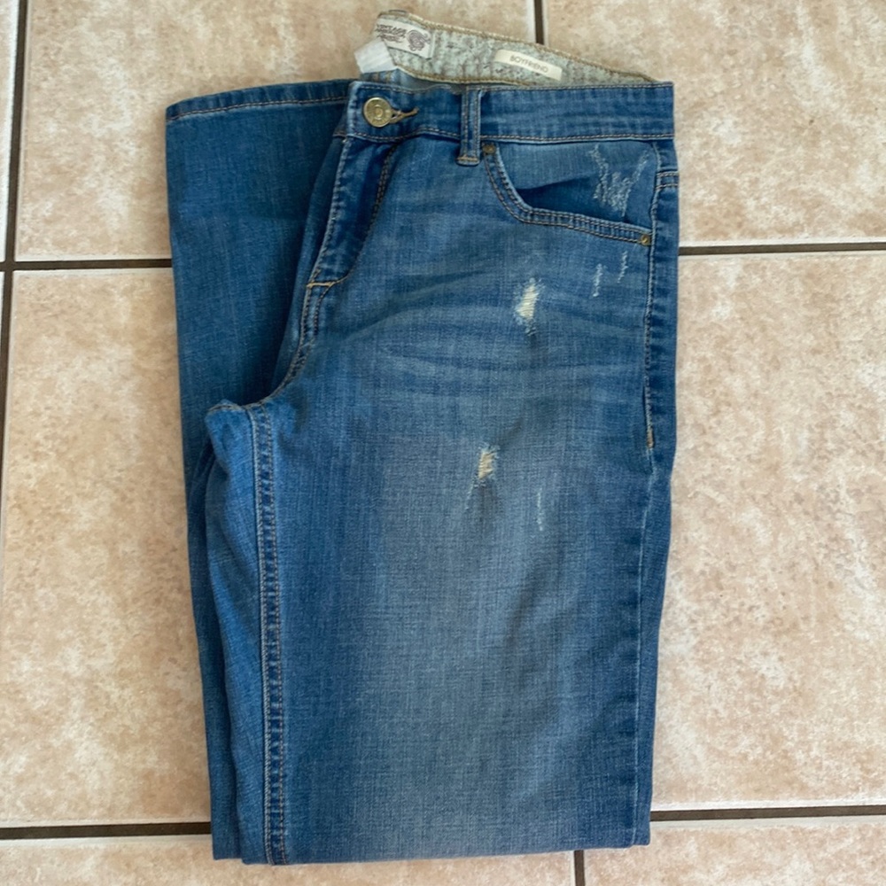 Vintage America. Boyfriend jeans. Distressed.